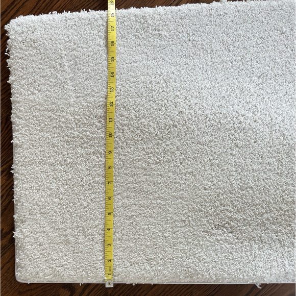 27x18 White Carper Rug - Picture 5 of 6